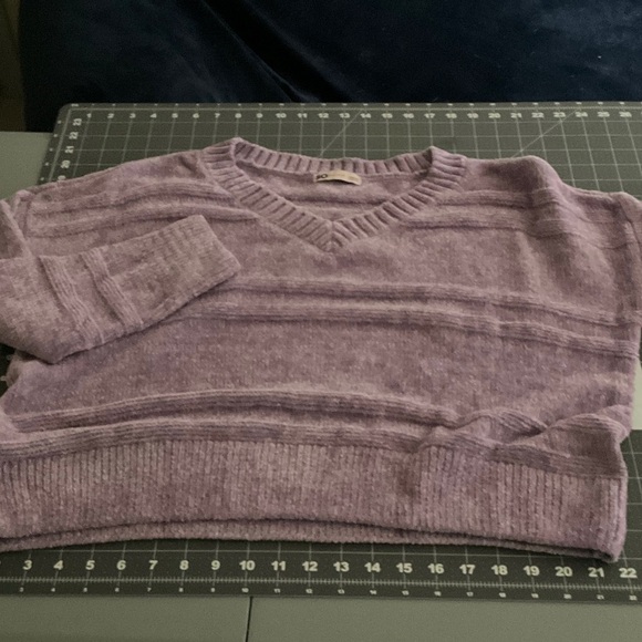 Elegant V-Neck Sweater in Soft Purple - Picture 2 of 7
